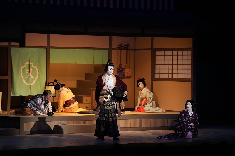第一部『男達ばやり』（左より）茶屋亭主又兵衛=中村橋之助、三浦小次郎=中村隼人、又兵衛女房とま=中村米吉 ／(C)松竹