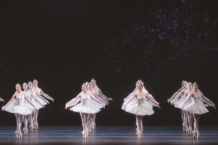 ラ・バヤデール LA BAYADERE. Artists of The Royal Ballet in the ’Kingdom of the Shades’ scene. 