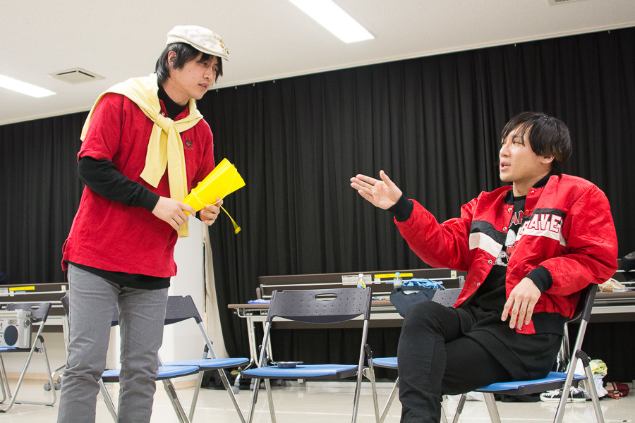 （左から）矢部亮、ゲッツ　※矢部は演出の他、監督役で舞台にも登場