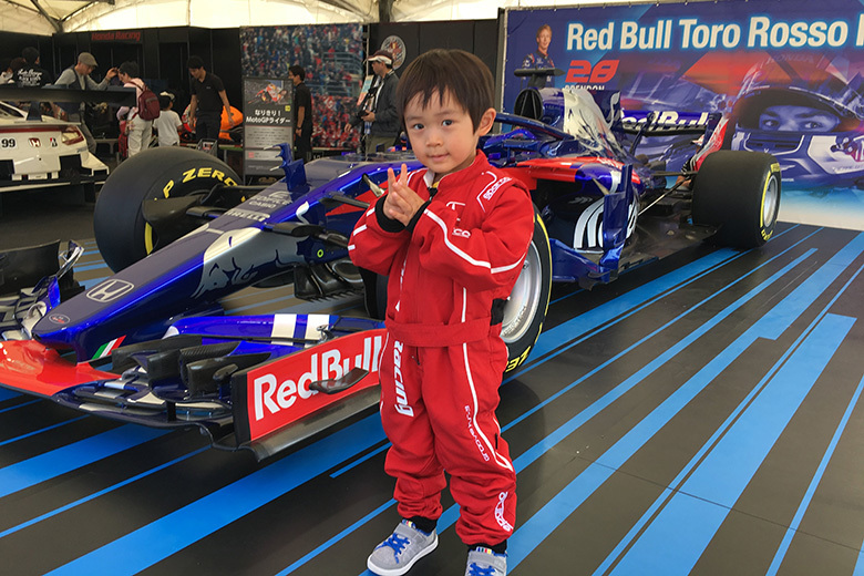 F1マシン「Red Bull Toro Rosso Honda STR13 2019年カラー」が展示。記念撮影もできる