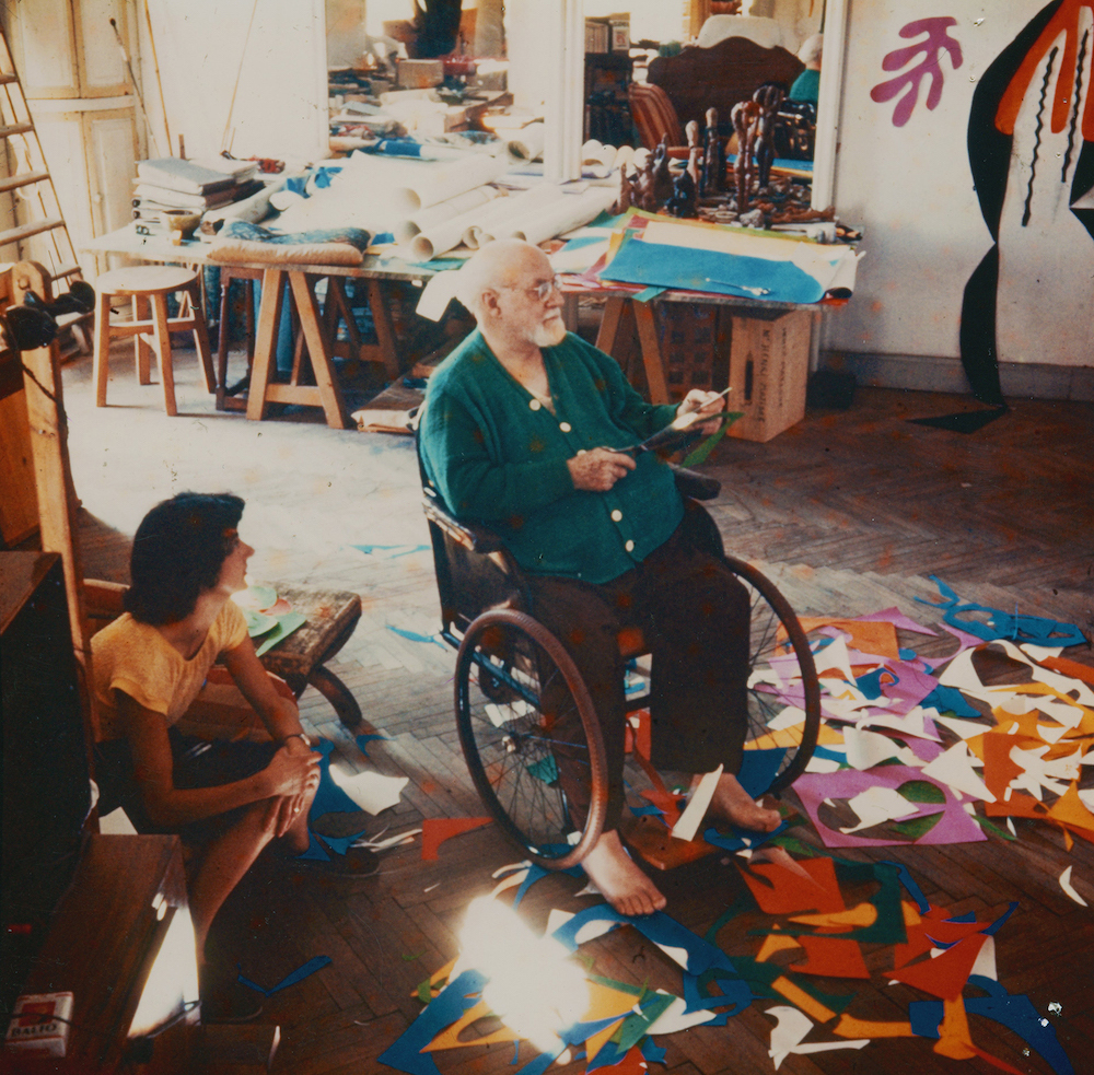 制作中のマティス　1952年頃 (C) photo Archives Matisse / D. R.　Photo: Lydia Delectorskaya