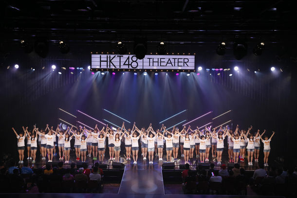 HKT48「HKT48 6フェス ～LOVE&PEACE！ROCK周年だよ、人生は…～」6周年特別記念公演の様子。(c)AKS