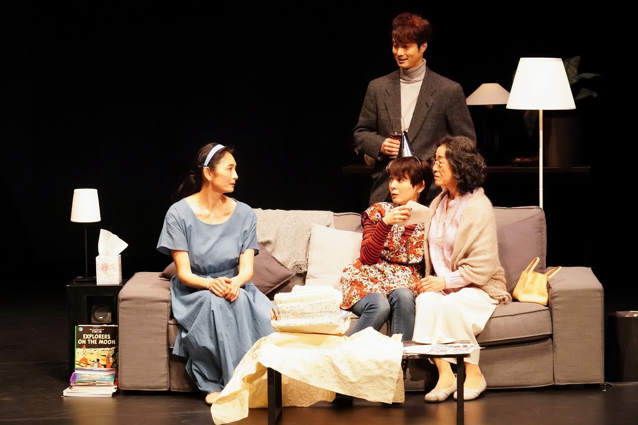 （前列左から）小島聖、占部房子、木野花（後列）田代万里生