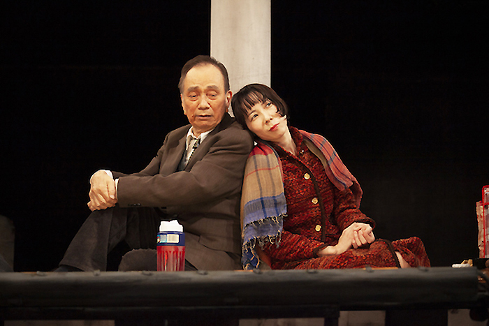 『この道はいつか来た道』（別役実作、鵜山仁演出）左から、金内喜久夫、平岩紙。 撮影／mika