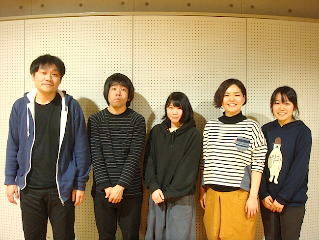  左から 作・演出の平塚直隆、出演者の田内康介、川上珠来、大脇ぱんだ、横山更紗
