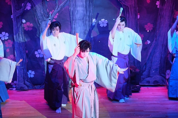 左奥・小泉ダイヤ座長　中央・嵐山瞳太郎さん　右奥・小泉たつみ座長　花浅葱さん撮影(2016/9/10)