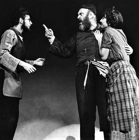 ブロードウェイ初演の舞台より。右から長女ツァイテル役のジョアンナ・マーリン、父親テヴィエを演じたゼロ・モステル、ツァイテルの婚約者役のオースティン・ペンデルトン
