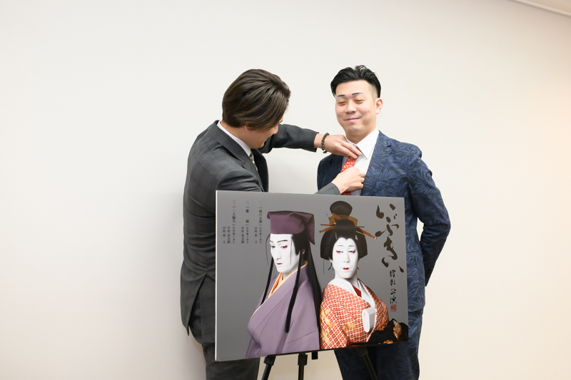 ネクタイを直しはじめるとフラッシュの嵐。直しながら「ここじゃないでしょ！？」と隼人。お任せモードの児太郎。