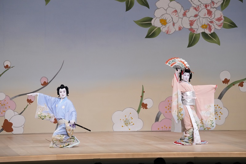 夜の部『蝶の道行』（左より）助国=市川染五郎、小槇=市川團子 ／(C)松竹