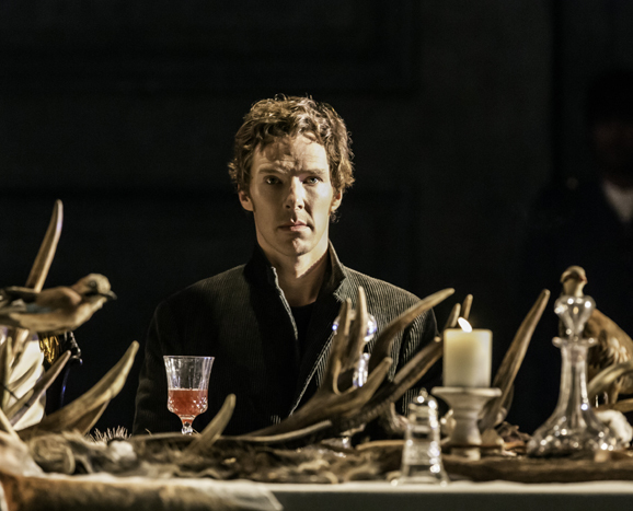 Benedict Cumberbatch (Hamlet) in Hamlet at the Barbican Theatre. (Photo： Johan Persson)