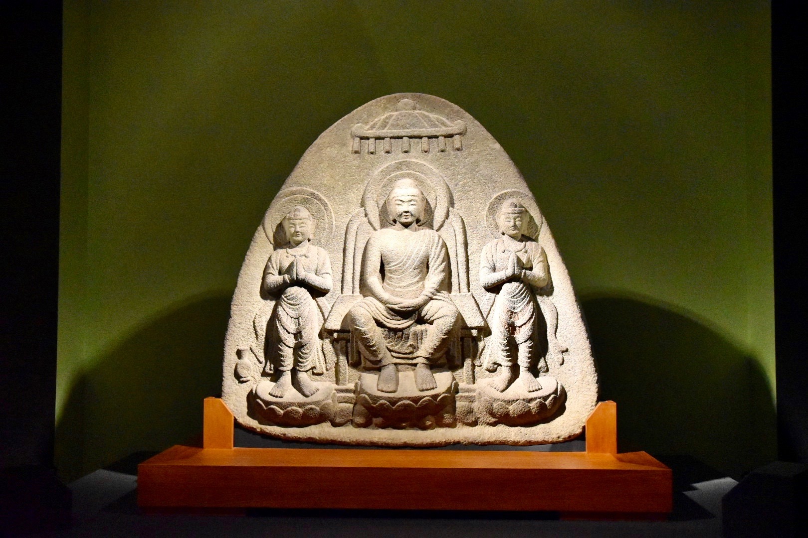 浮彫伝薬師三尊像（重要文化財）　飛鳥〜奈良時代 7〜8世紀　奈良・石位寺