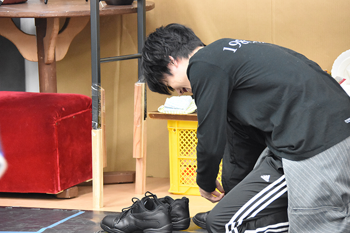 壊れた靴を履き替える本田礼生