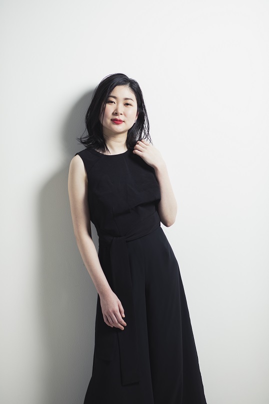 言葉を選びながら熱くブルックナーのピアノ曲を語るピアニスト原由莉子 　(C)Takumi Jun