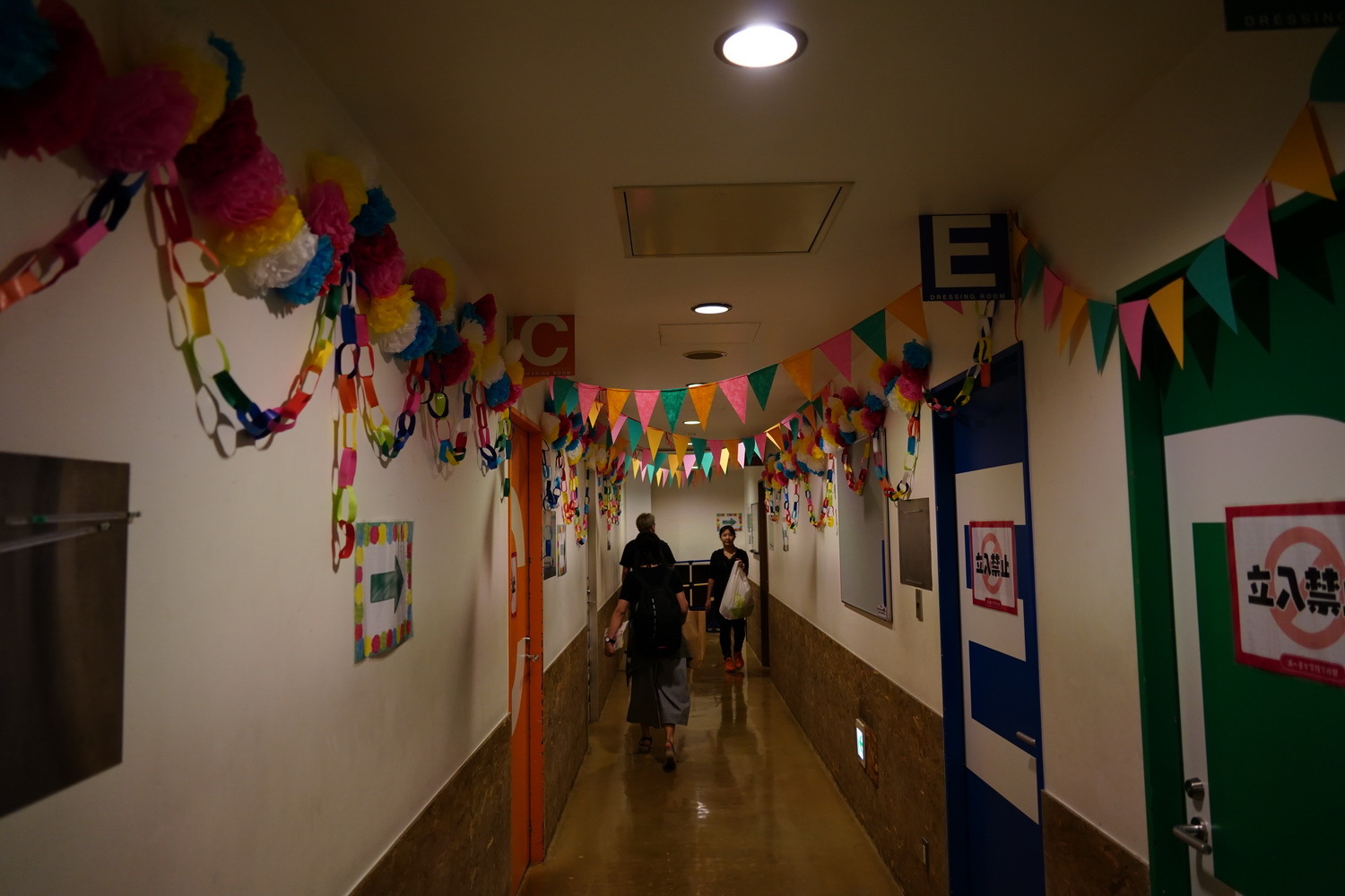 この廊下の飾り付けはまさしく高校の学校祭。気分がアガる！ (C)2017 プロジェクトラブライブ！サンシャイン!!／(C)SCRAP
