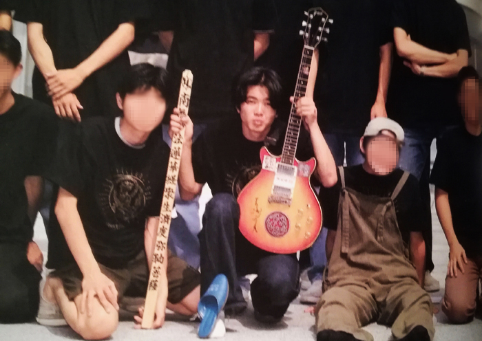 「左手にギター、右手には卒塔婆」の筆者・高木大地（東京都立西高等学校時代）