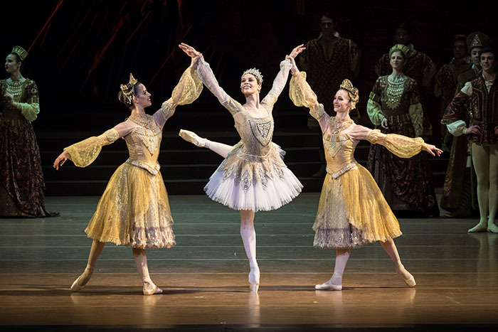 アデーレ・フィオッキ(左) 、マリア・ヤコヴレワ(中央) 、エレーナ・ボッターロ(右) （C）Wiener Staatsballett/Ashley Taylor