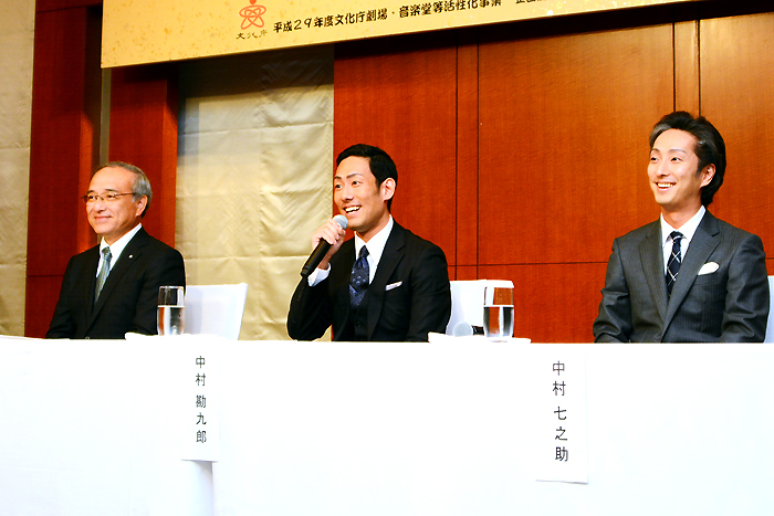 左から、全国芝居小屋会議会長・稲本隆寿氏、中村勘九郎、中村七之助