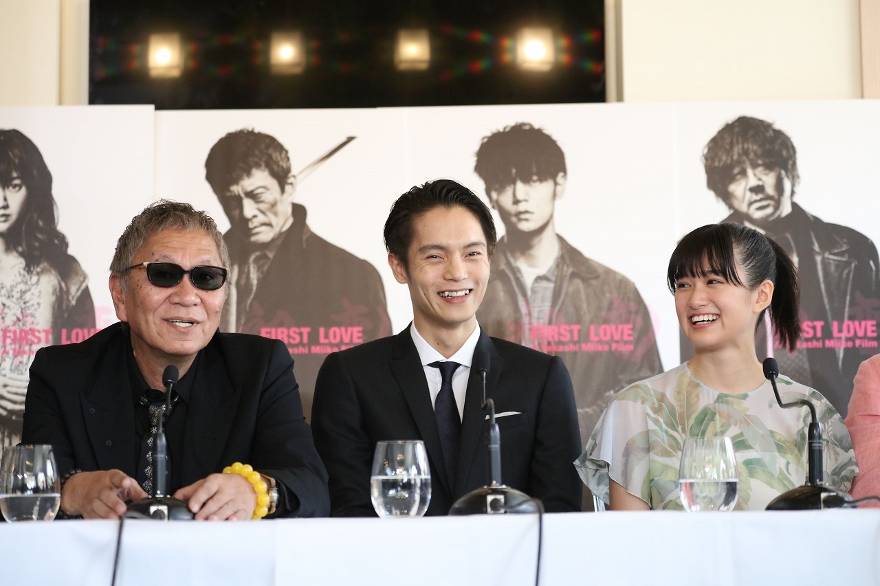 左から、三池崇史監督、窪田正孝、小西桜子 （C）Kazuko Wakayama