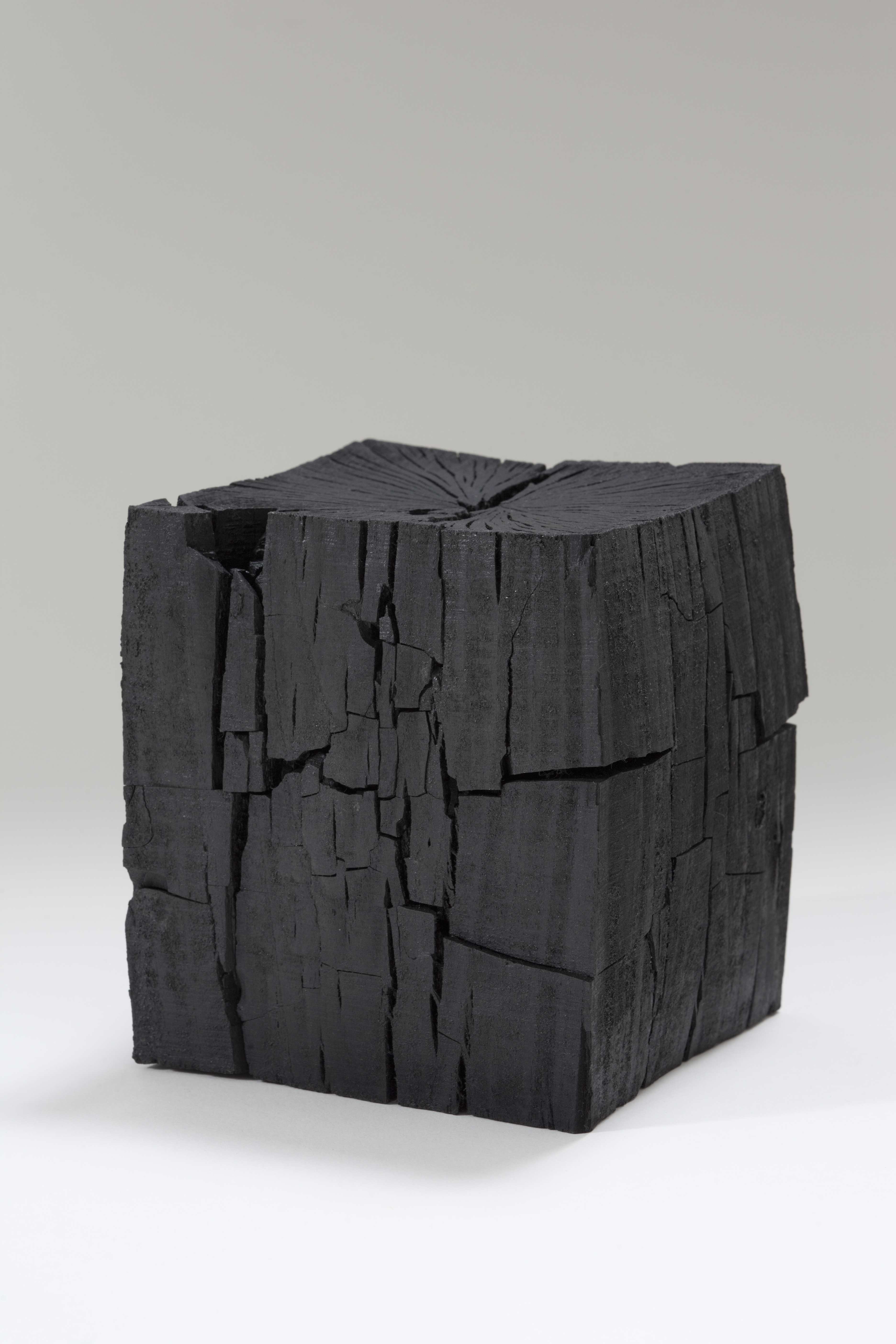 成田克彦《SUMI》 木炭 1968 Courtesy of Tokyo Gallery +BTAP
