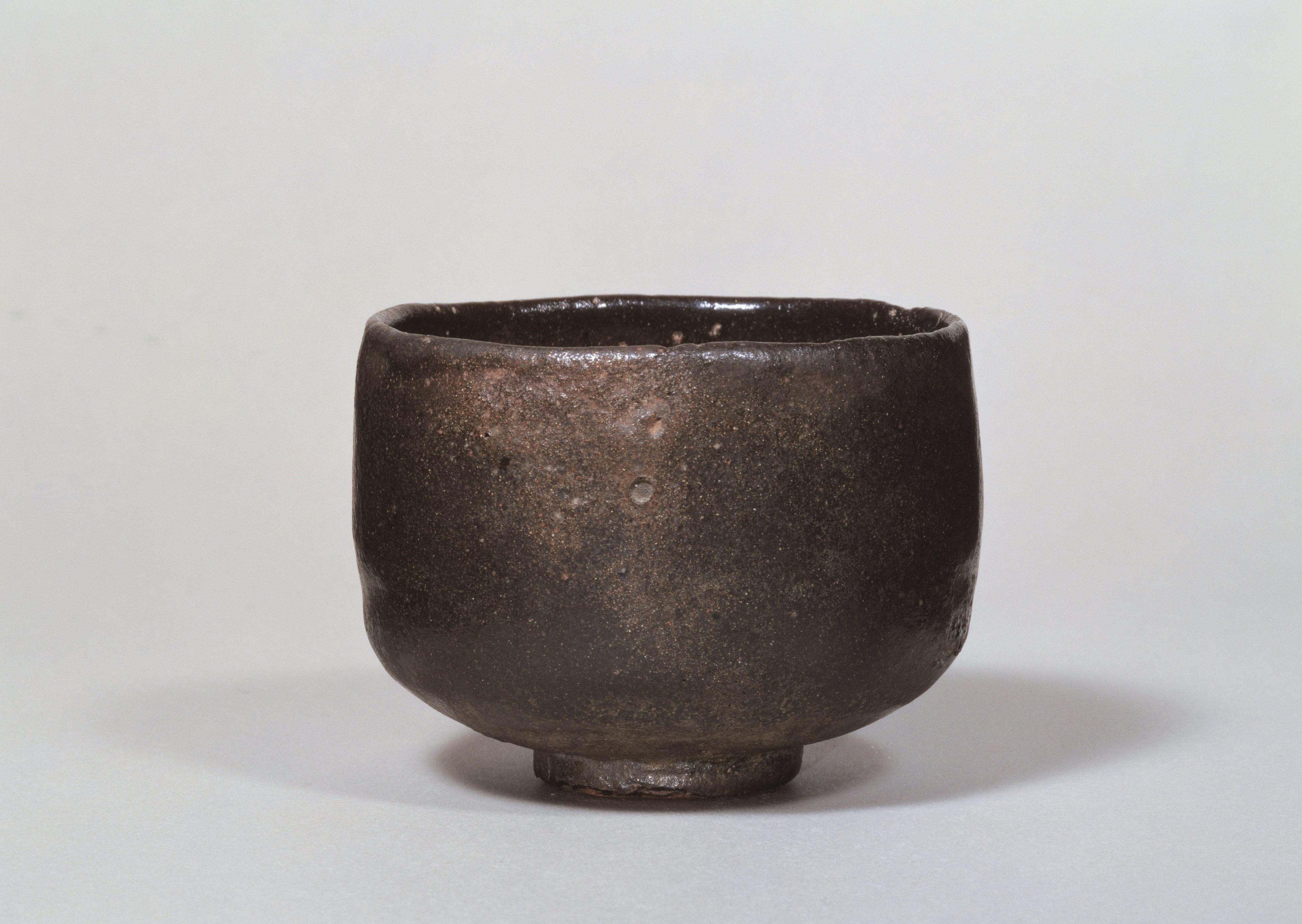 初代 長次郎　黒樂茶碗　銘 大黒　重要文化財　桃山時代（十六世紀）　個人蔵