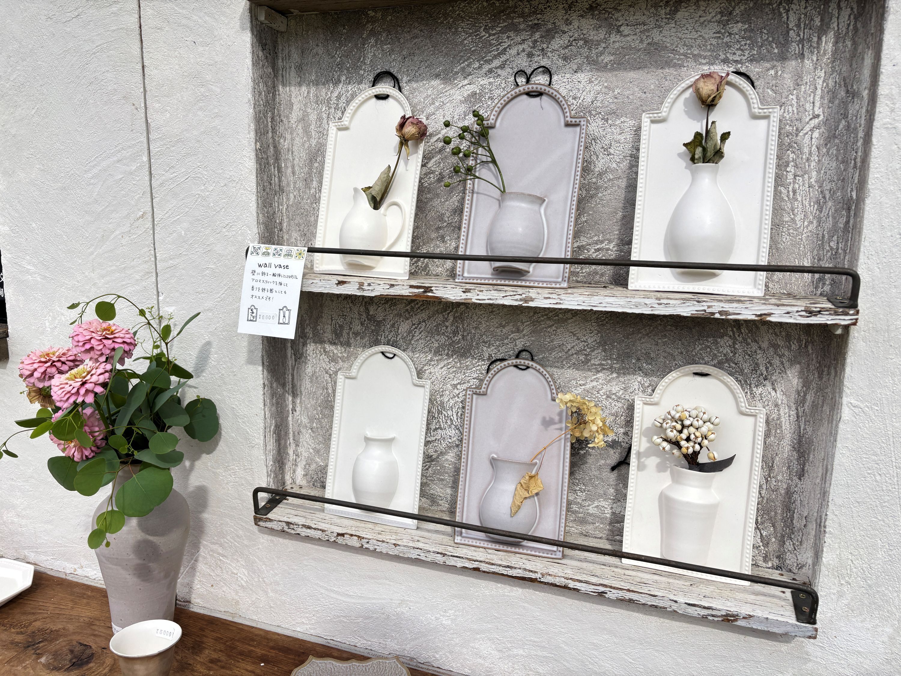 さまざまな素材の作品が並ぶ。陶芸の展示方法にも工夫が凝らされている
