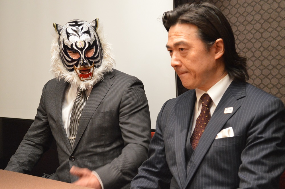 左からスーパー・タイガー、平井代表