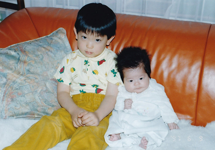 生まれたばかりの頃（右）。５歳上のお兄さんと（左）