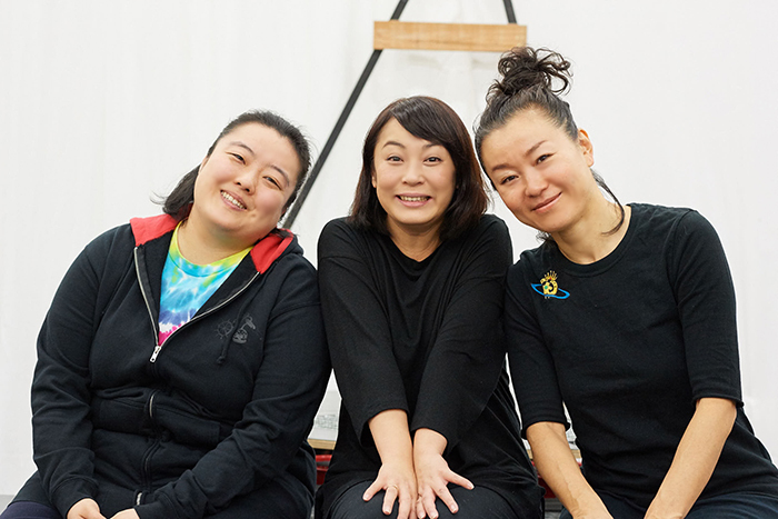 （左から）安田カナ、佐藤仁美、明星真由美