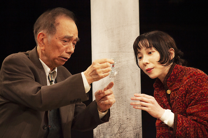 『この道はいつか来た道』（別役実作、鵜山仁演出）左から、金内喜久夫、平岩紙。 撮影／mika