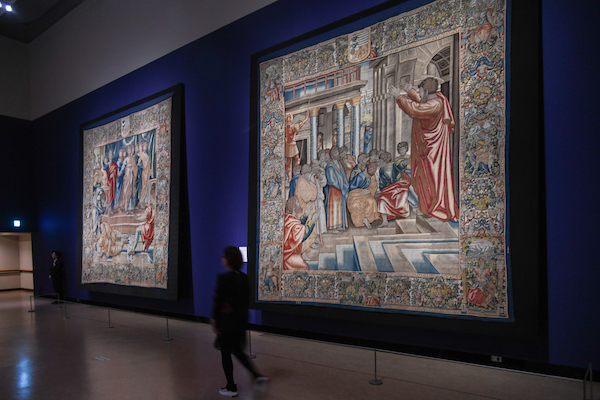 ともにラファエロ・サンツィオ（カルトン）、ヤーコブ・フーベルス（父）の工房（織成）《《アナニアの死》、連作〈聖ペテロと聖パウロの生涯〉より》（左）、《《アテネにおける聖パウロの説教》、連作〈聖ペテロと聖パウロの生涯〉より》（右） ともにブリュッセル、1600年頃　ウィーン美術史美術館