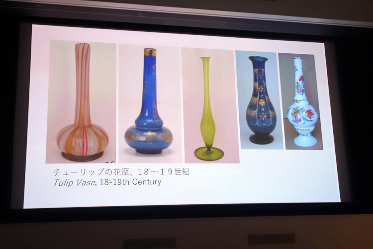 チューリップの花器、左3点が18世紀の作品、右2点が19世紀の作品
