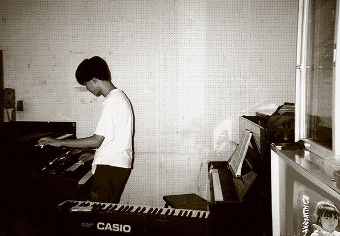 児童館の音楽室でエレクトーンを弾く少年時代の筆者