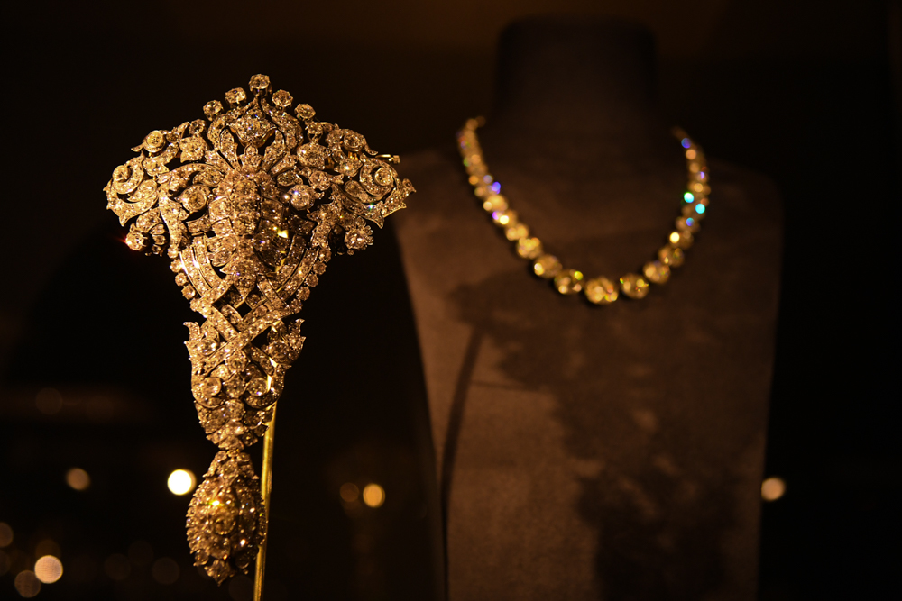 手前：スペイン王妃マリア・クリスティナ旧蔵 ダイヤモンドのコルサージュ・オーナメント　1879年頃　アルビオン アート・コレクション