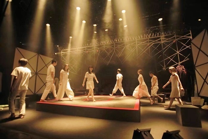 匿名劇壇『大暴力』（2019年）。  ［撮影］堀川高志(kutowans studio)