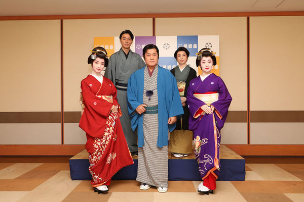 （前段左から）剛力彩芽、松平健、檀れい（後段左から）葛山信吾、山本陽子