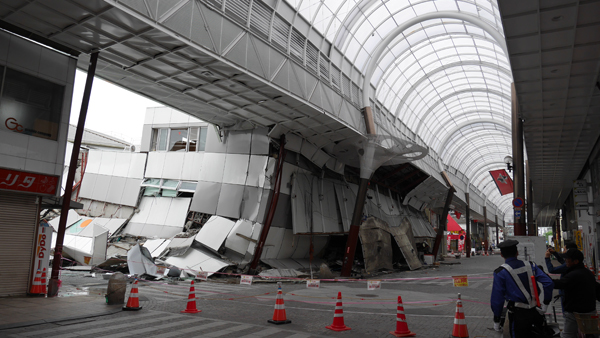 健軍商店街と倒壊したスーパーマーケット