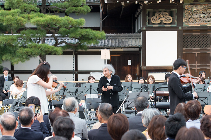 楽器を紹介、それぞれの楽器が演奏しながら登場すると、小澤も手拍子 Photo：M.Terashi/TokyoMDE
