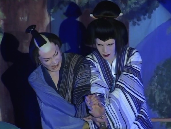 『牡丹灯籠』の一場面。伴蔵(千夜座長)とお峰(神龍副座長)がもみ合う迫力の場面だ。(DVD『澤村千夜誕生日特別公演2011』より)