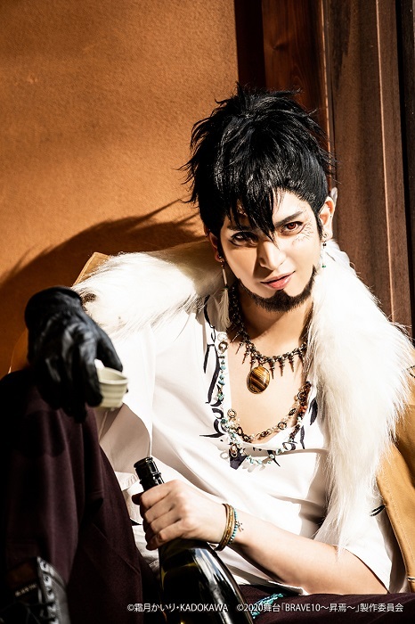 根津甚八役：小波津亜廉 （C）霜⽉かいり・KADOKAWA （C）2020 舞台「BRAVE10〜昇焉〜」製作委員会