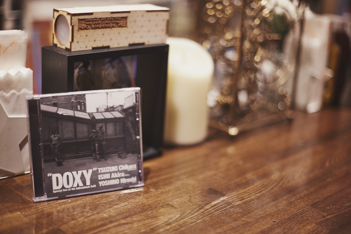 アディロンダック・カフェ・レコードを立ち上げ、店内でのライブ音源をCD化。ジャケ写は続木力『DOXY』。写真はカメラのマミヤ創業者である、間宮精一氏が撮影した1930年代のNY。