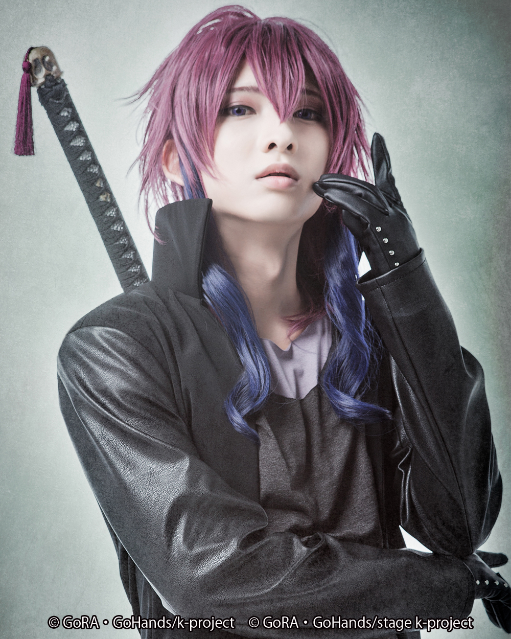 御芍神紫役・佐々木喜英 (C) GoRA・GoHands/k-project (C) GoRA・GoHands/stage k-project
