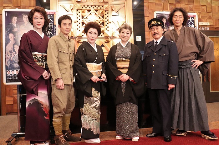 （左から）河合雪之丞、浜中文一、波乃久理子、水谷八重子、佐藤B作、喜多村緑郎
