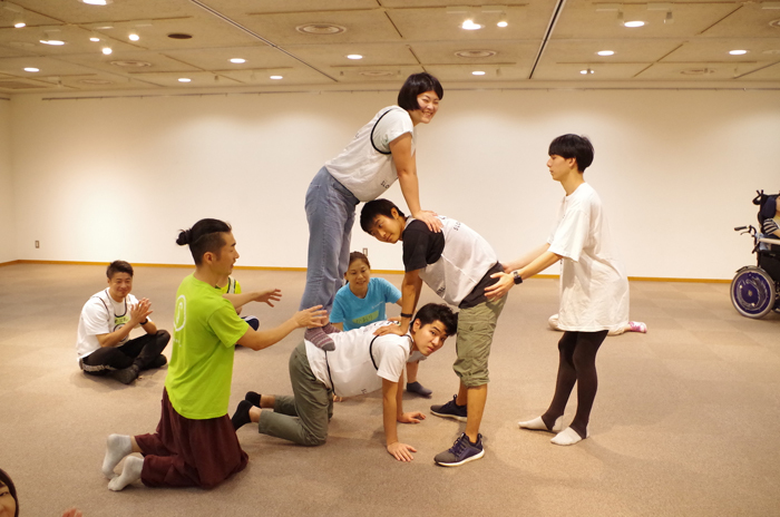 責任ある役割を経験できるピラミッドというワーク （写真提供：スローレーベル）