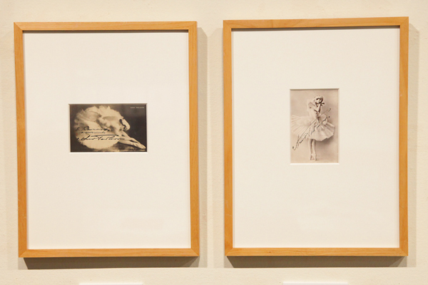 アンナ・パヴロワ『瀕死の白鳥』　左：サイン入り絵葉書　右：サイン入り写真