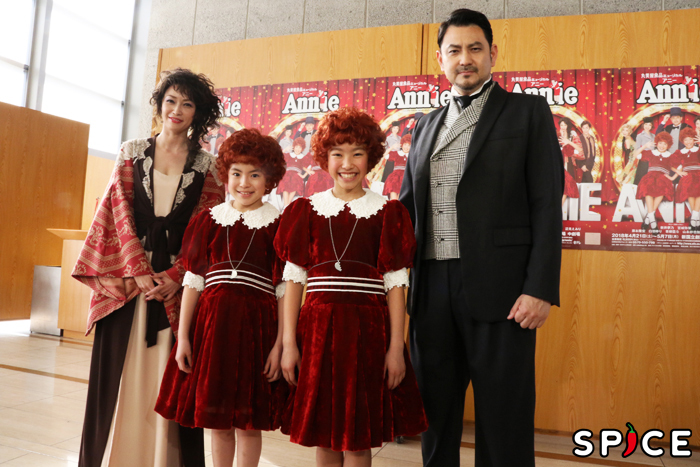 （左から）辺見えみり、新井夢乃、宮城弥榮、藤本隆宏