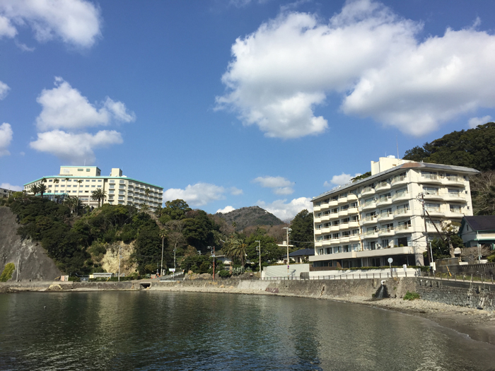断崖上に聳え立つ下田東急ホテルと崖下の宿泊したホテル