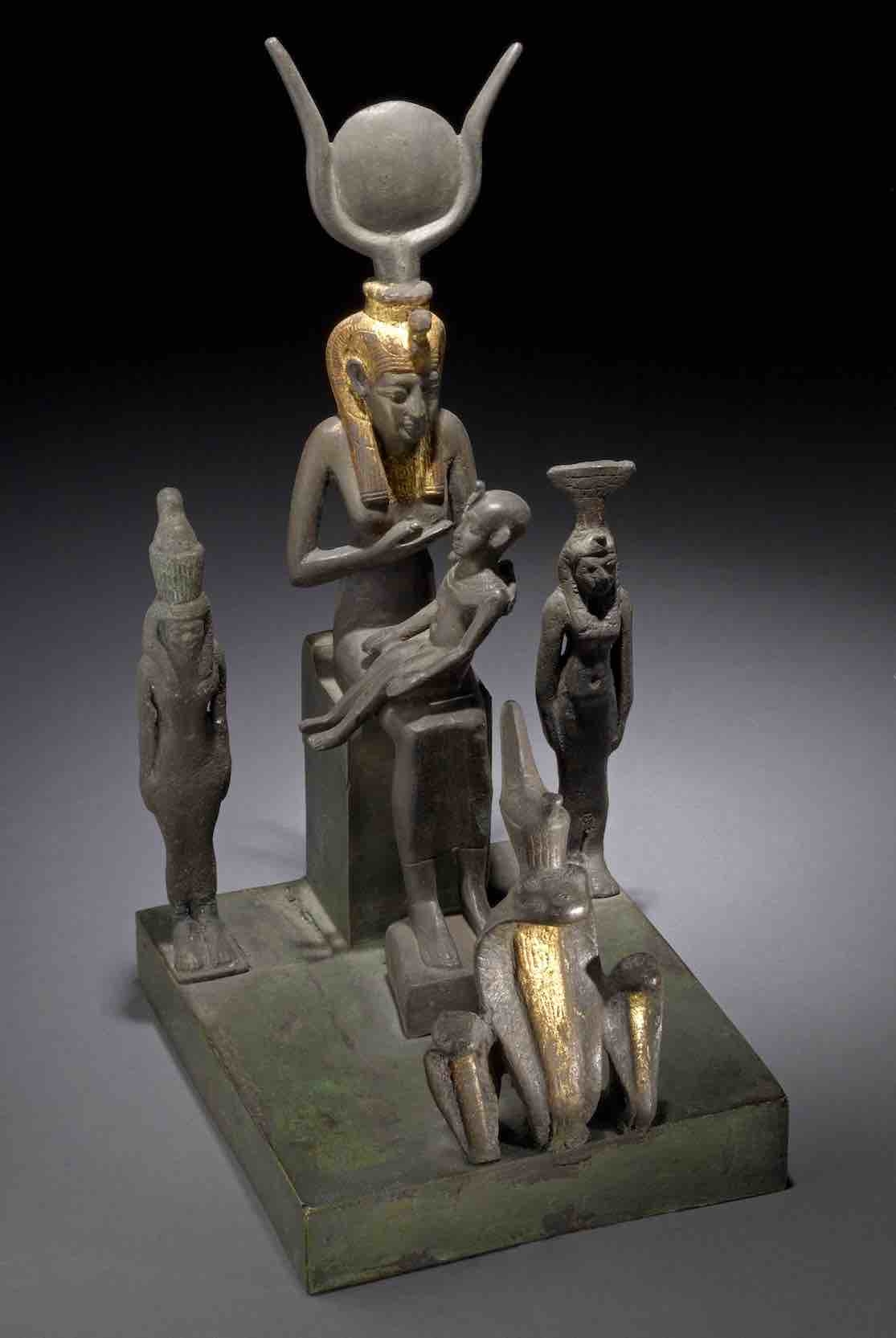 「ホルス神に授乳するイシス女神像」　前664～前332年 大英博物館  (c) The Trustees of the British Museum