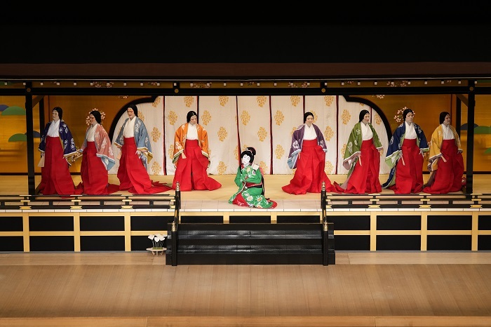昼の部『妹背山婦女庭訓』（左より）官女桐の局=隼人、萩の局=歌昇、桂の局=獅童、桜の局=又五郎、杉酒屋娘お三輪=時蔵、梅の局=歌六、柏の局=錦之助、芦の局=萬太郎、菊の局=種之助