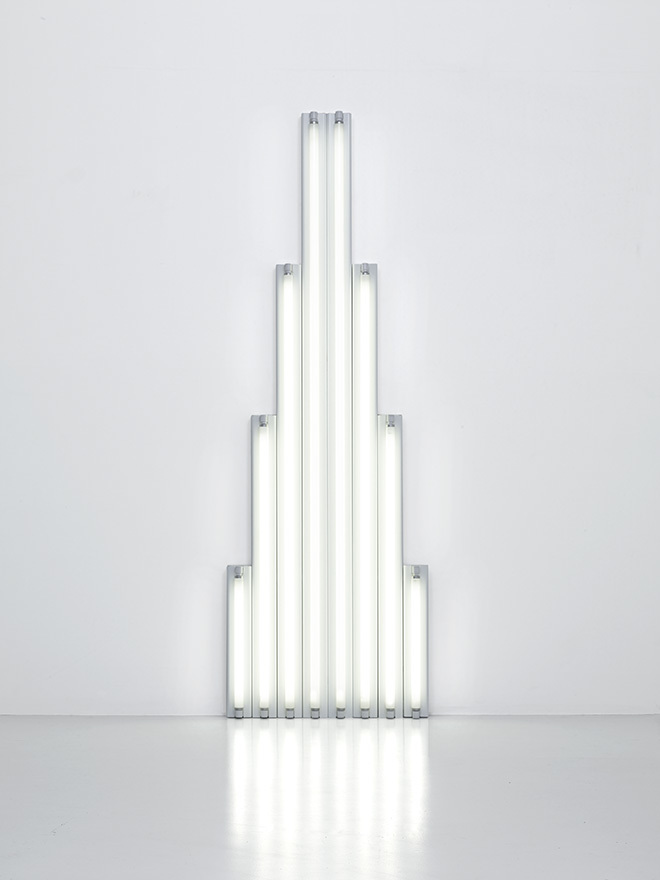 『“Monument” for V. Tatlin (V･タトリンのための“モニュメント”)』（1964-1965年）  8本の白色直管蛍光灯 244 x 80 x 12 cm Courtesy Fondation Louis Vuitton  Photo credit: © Adagp, Paris 2017