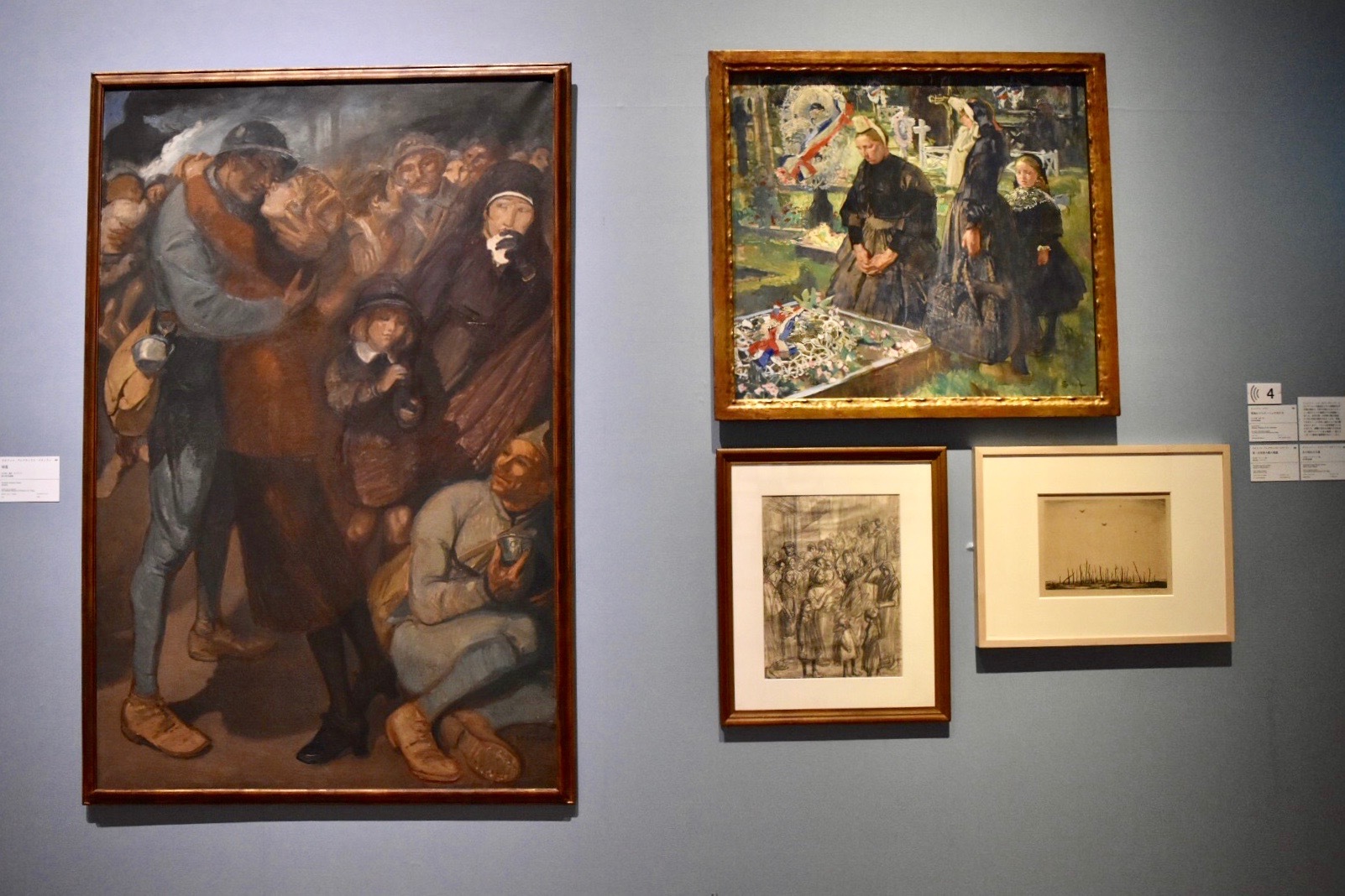 左：テオフィル・アレクサンドル・スタンラン　《帰還》　1918年　国立西洋美術館蔵、右上：リュシアン・シモン　《墓地のブルターニュの女たち》　1918年頃　国立西洋美術館蔵